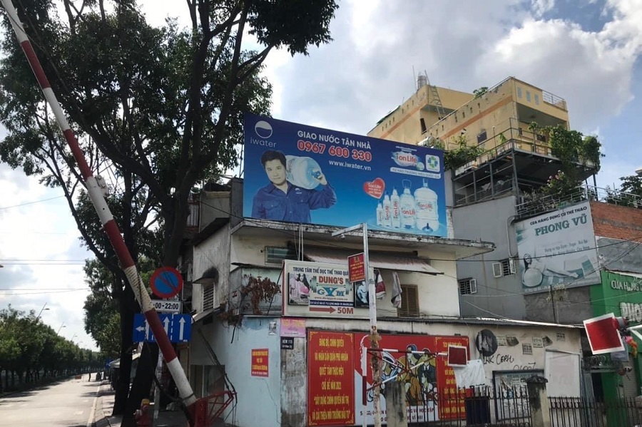 Biển hiệu bên đường ray và một giai đoạn không thể quên của iWater