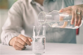 Nước uống hàng ngày có những loại nào? Cách chọn đúng để sử dụng an toàn và phù hợp