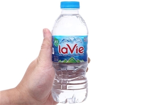 Vì sao spa và salon nên sử dụng nước chai nhỏ thay vì nước rót ly?